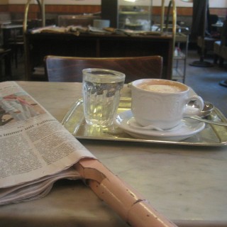 Coffee house culture ประกอบด้วยกาแฟ น้ำเปล่า หนังสือพิมพ์ และโต๊ะหินอ่อน